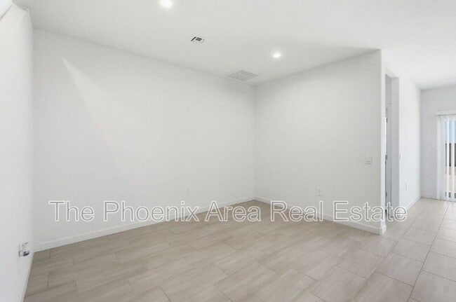 Building Photo - 2761 W Seaver Ave