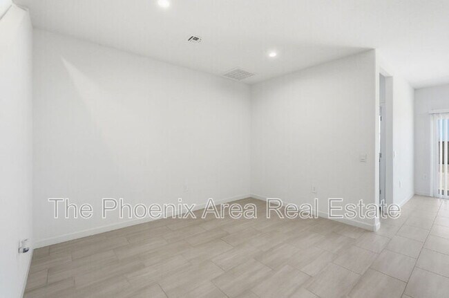 Building Photo - 2761 W Seaver Ave