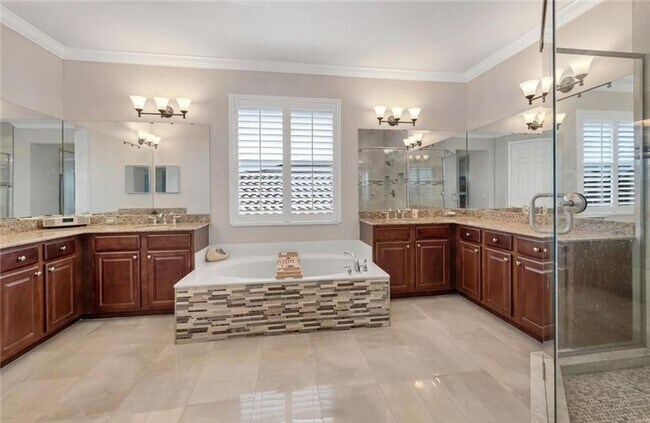 Building Photo - ***STUNNING FURNISHED/ UNFURNISHED ANNUAL*...