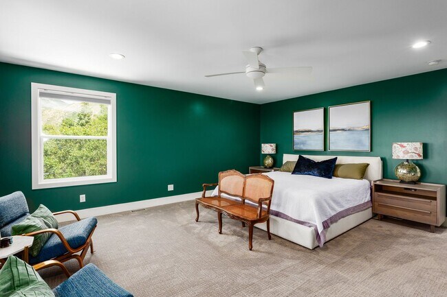Building Photo - Stunning 5-Bedroom Modern Home with Panora...