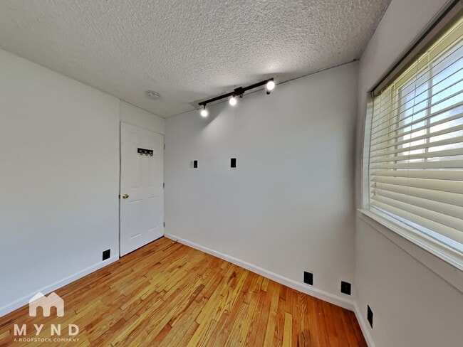 Building Photo - 904 Ferndale Cir NE