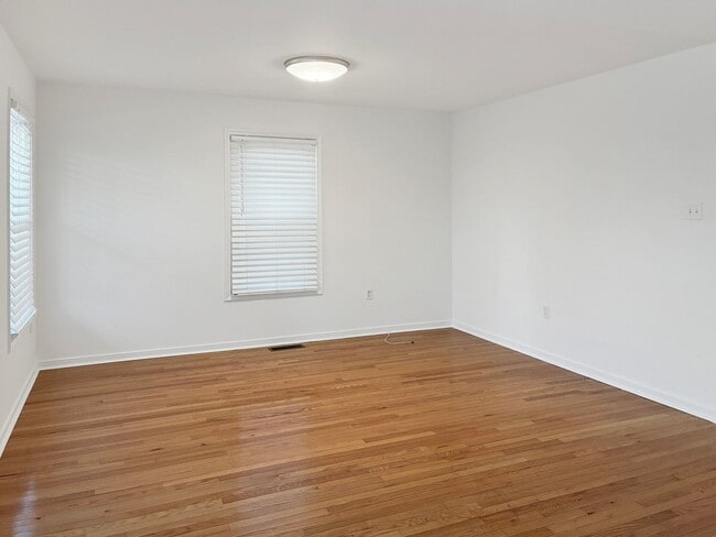 Building Photo - Holiday Special! Modern 3 Bedroom in Manchester - $300 off your first month! – No Application Fee...