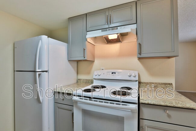 Building Photo - 860 E Brown Rd