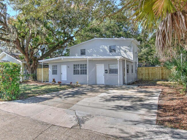 Building Photo - Very nice large 5 bedroom/3 bathroom home ...