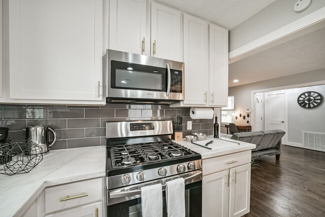 Building Photo - 5719 Viking Dr