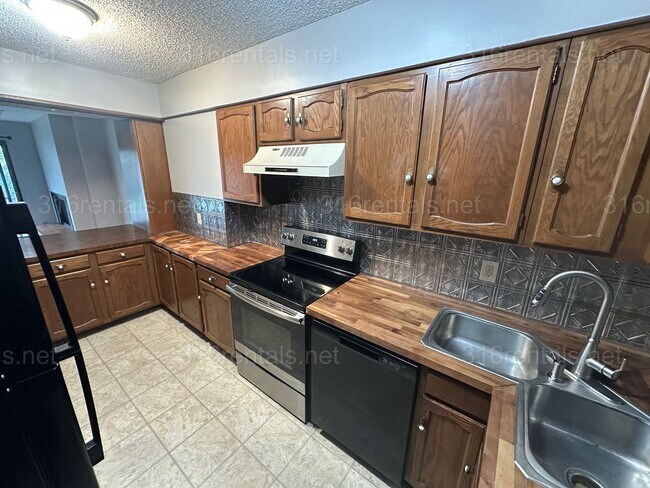 Building Photo - $1495 - 2 bed 1.5 bath - Duplex located in Riverside
