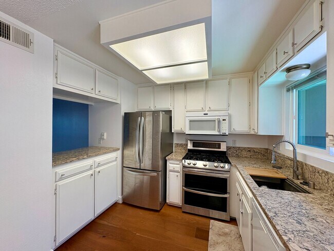 Building Photo - Amazing Two Bed 1.5 Bath Condo - University Heights - Garage & Driveway Parking