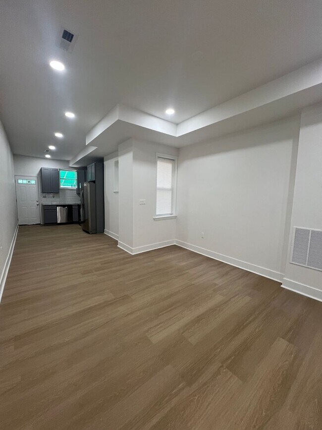 Building Photo - Charming 3 Bedroom 2 Bathroom Home