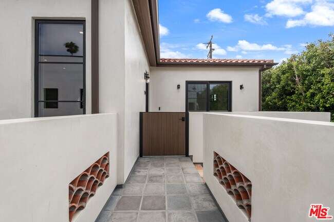 Building Photo - 930 Lincoln Blvd