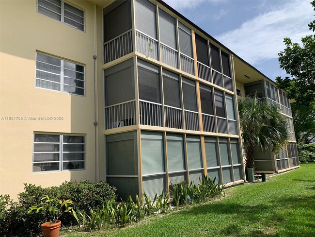 Building Photo - 2929 Point E Dr