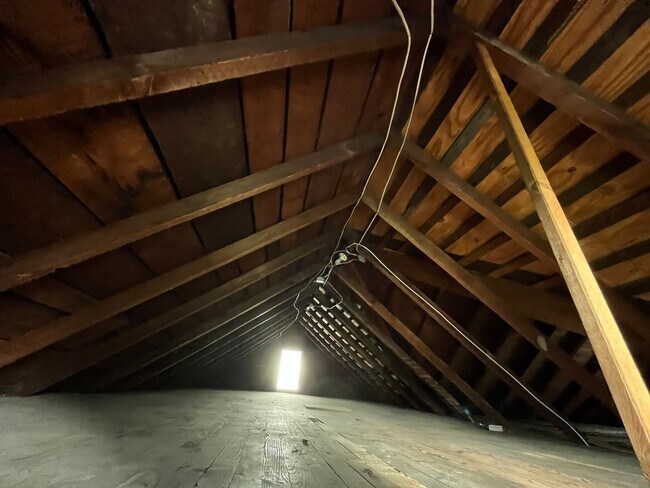 Building Photo - Spacious 4-5 Bedroom, 1.5 Bathroom 2-Story...