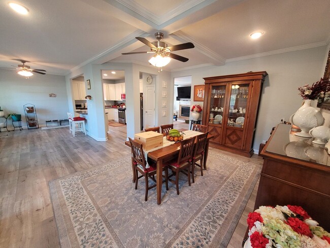 Building Photo - Beautiful & Spacious 4 bedroom, 2.5 bath h...