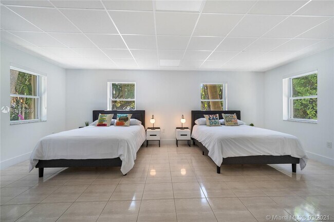 Building Photo - 1413 N Venetian Way