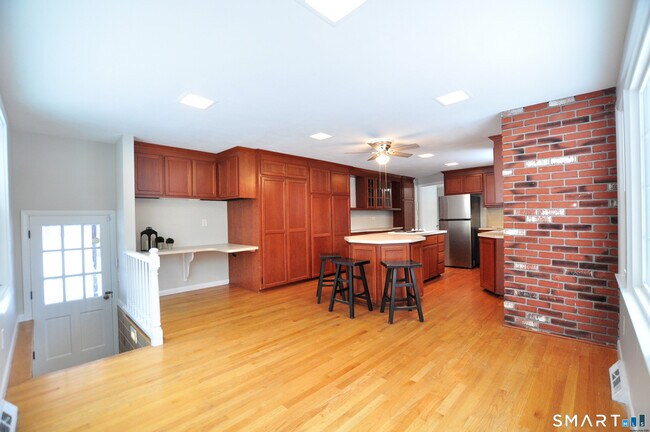 Building Photo - 25 Red Stone Dr