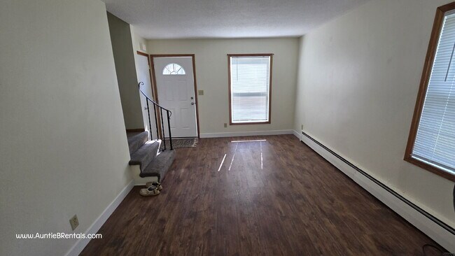 Building Photo - Great 2BR Duplex with a yard, Minneapolis ...