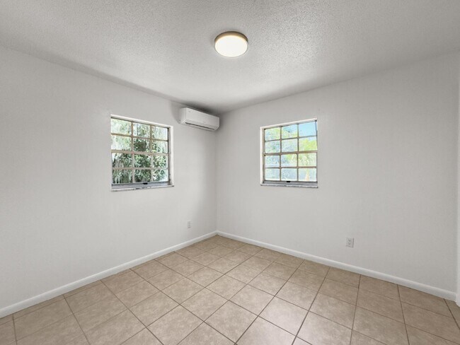 Building Photo - 403 NE 26th Ct