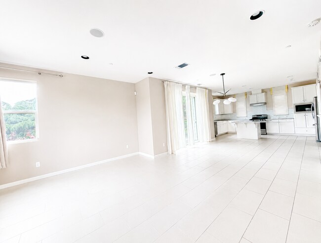 Building Photo - Now Available for Rent — Beautiful 3-Story Townhome in Hayward