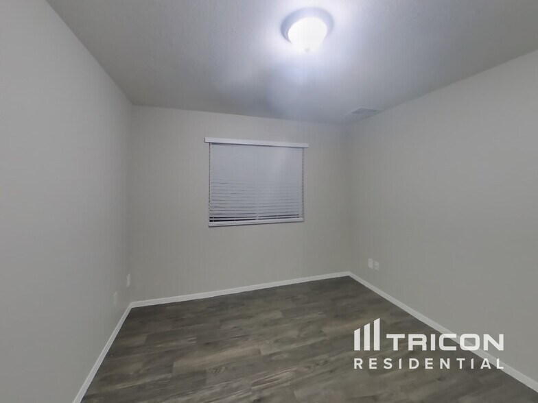 Building Photo - 4901 W Dahlia Dr