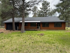 Building Photo - Quiet 3 Bedroom 2 Bathroom House