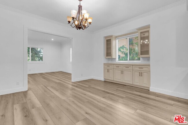 Building Photo - 261 W 43rd Pl