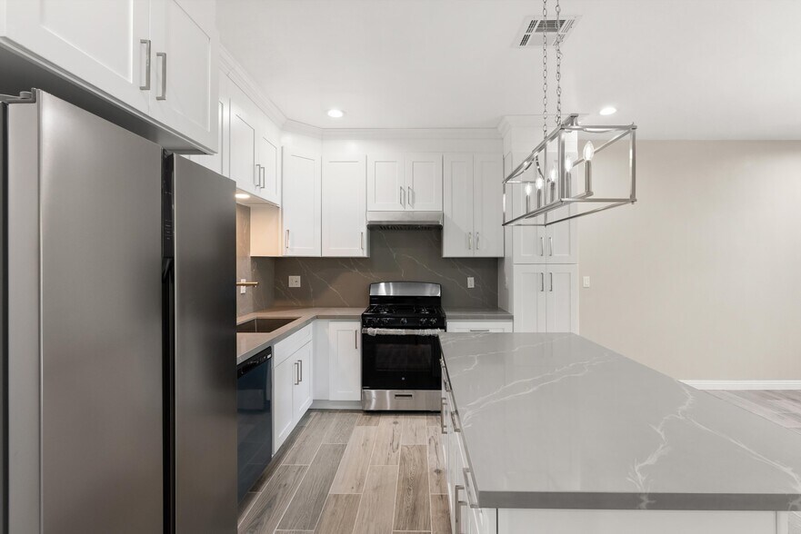 Building Photo - 10508 Mattock Ave