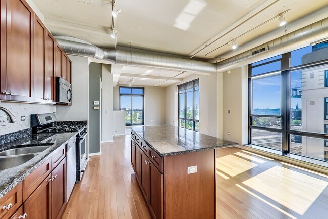 Building Photo - SW CORNER 2 BED / 2 BATH CONDO IN UNIVERSI...