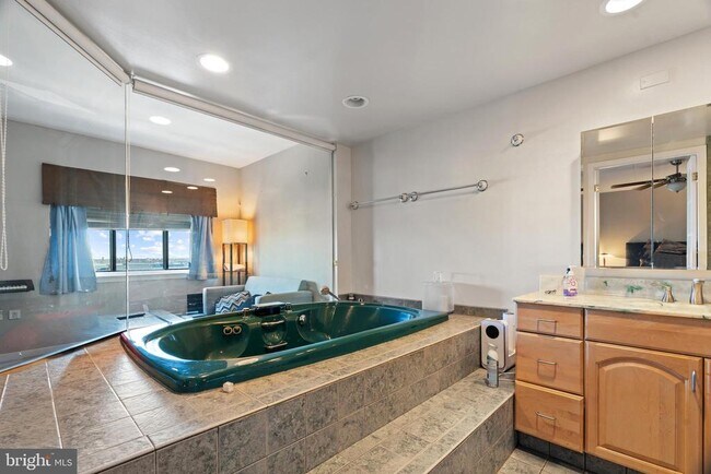 Building Photo - 200 Lombard St