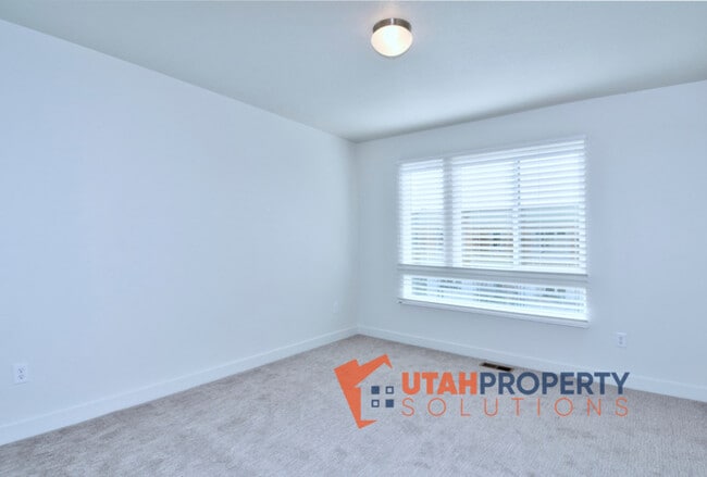 Building Photo - 1055 W 400 S