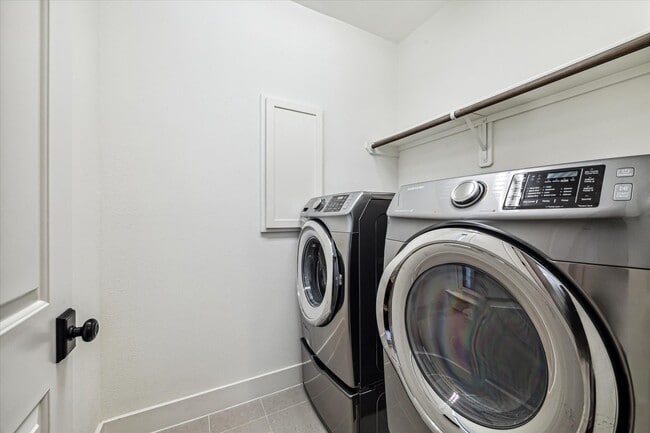 Building Photo - 912 Yale St