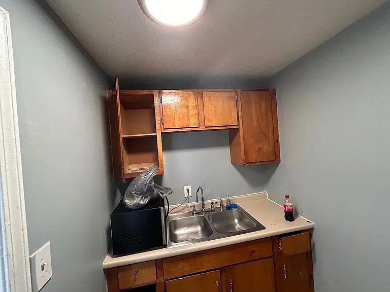 Building Photo - 6666 Sylvania Rd