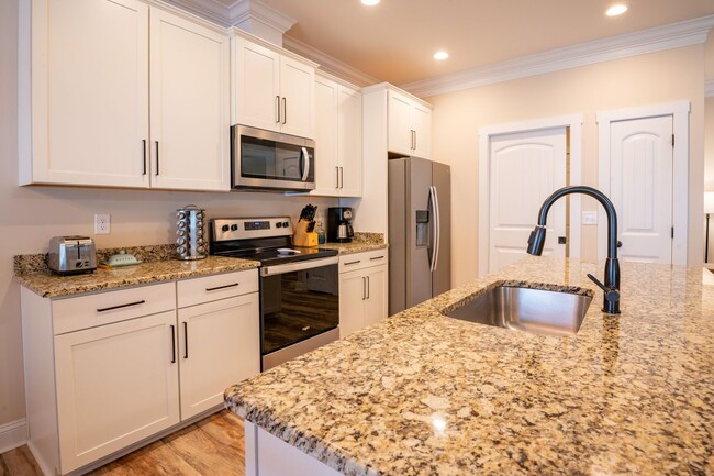 Building Photo - FURNISHED OFF-SEASON MONTHLY RENTAL-STARTI...