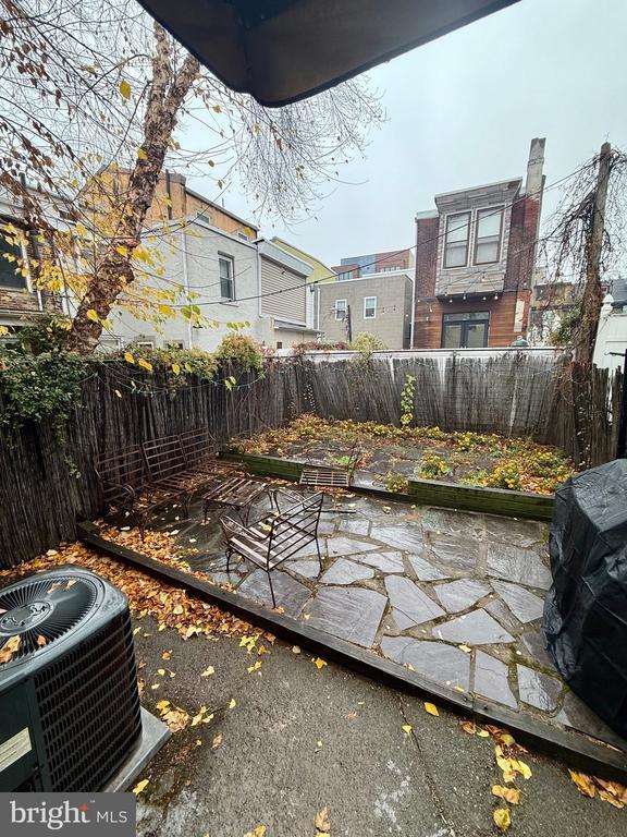 Building Photo - 1249 E Oxford St