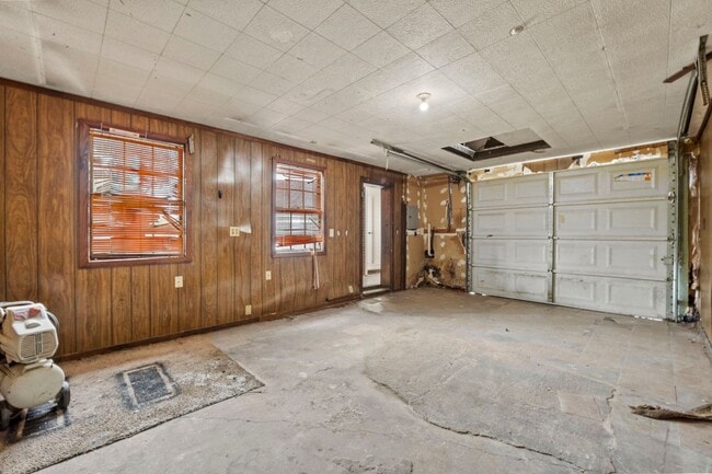 Building Photo - 2 BEDROOM HOME!