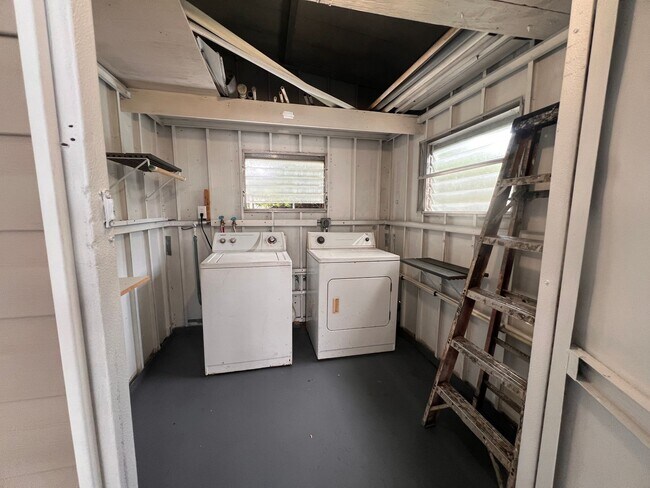 Building Photo - The absolute cutest rental you'll see - 2/2 mobile home in Davie 55+ community