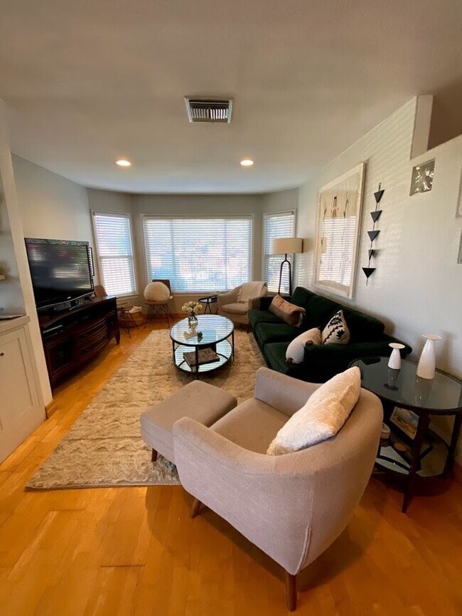 Building Photo - 3 bed 2 1/2 bath home single story home in Woodland Hills!