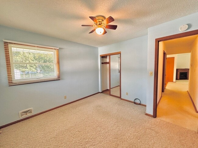 Building Photo - Sprawling 3bedroom 2bath Home in Roseville...