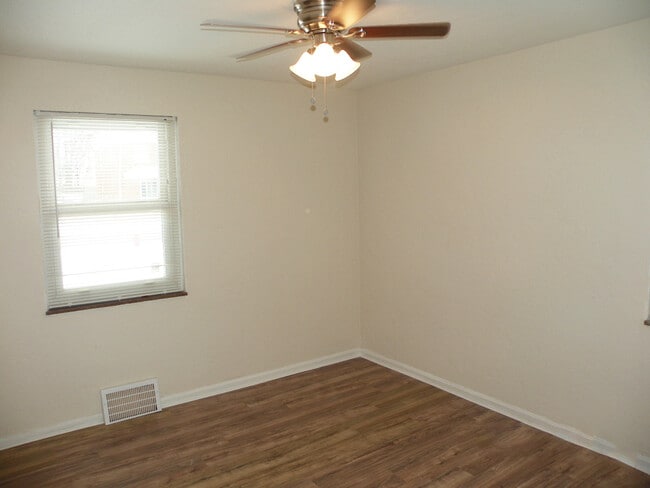 Building Photo - 4 Bedroom Bungalow for Rent! Euclid, Ohio
