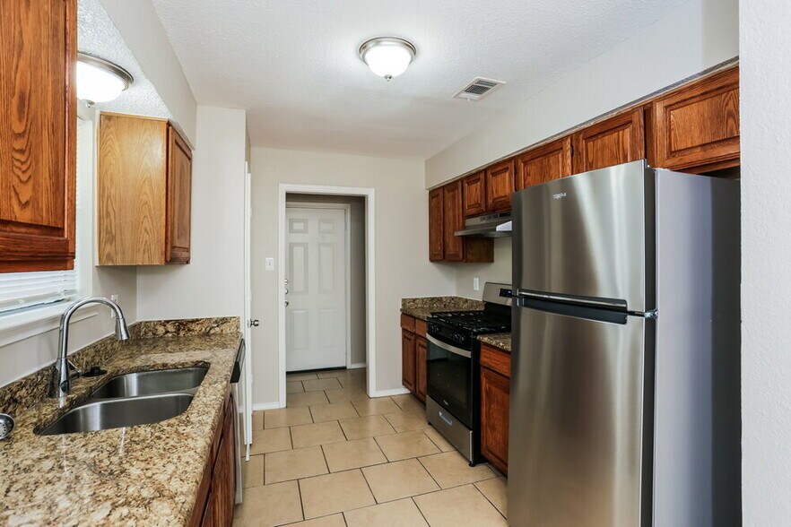 Building Photo - 2110 Mesa Wood Dr