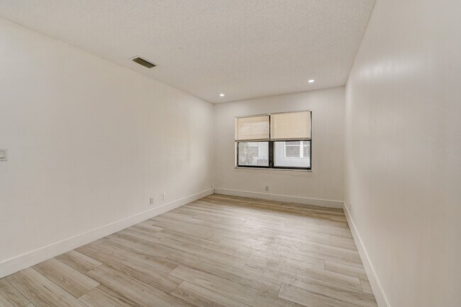 Building Photo - 1100 SW 4th Ave