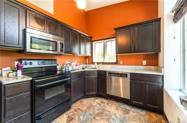 Building Photo - 10 Summit St