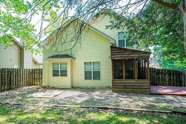 Building Photo - Comfort & Convenience Await in This 3 Bed, 2 Bath Farmingham Woods Home