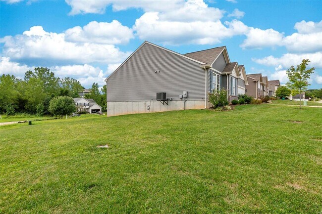 Building Photo - 4602 Siesta Dr