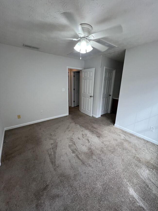 Building Photo - 390 Hawthorne Ext