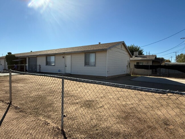 Building Photo - Hesperia Duplex-Spacious 2 Bedrooms, 1 Bathroom, New Interior Paint