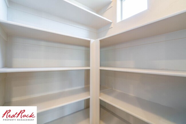 Building Photo - Stunning 2 Bedroom Fully Furnished Home. Community Pool & Mini Golf!