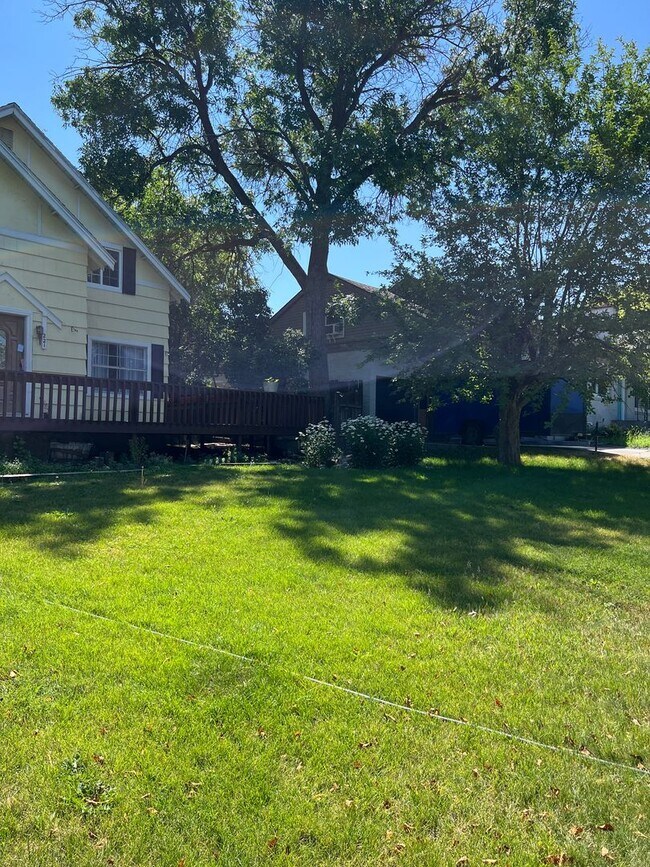 Building Photo - Charming 5 Bed, 2 bath home in the heart of Rexburg with detached 3 CAR GARAGE!!!!