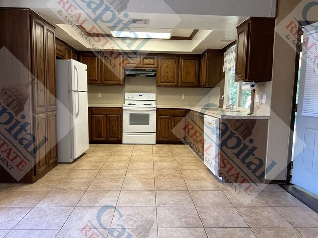 Building Photo - Spacious 4 Bedroom