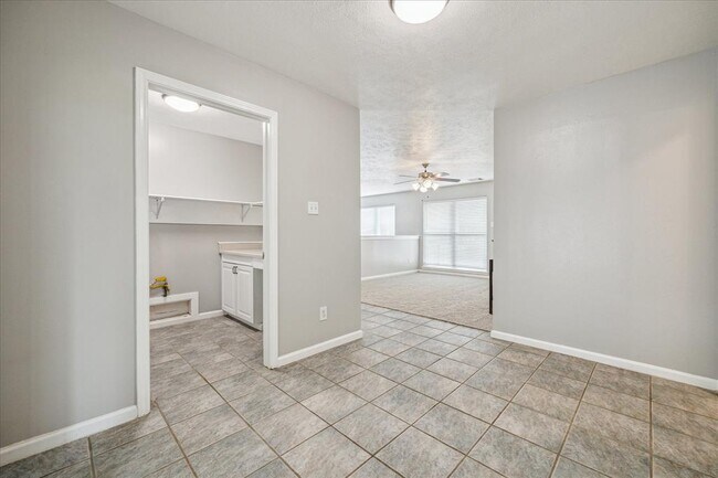 Building Photo - 3613 Lazy Spring Dr