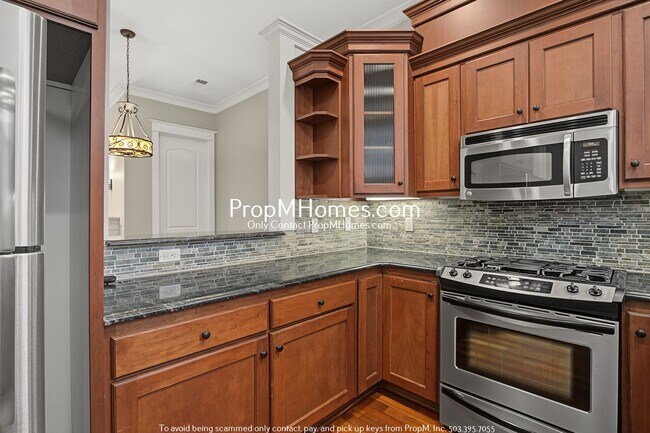 Building Photo - Beautiful Two Bedroom Townhouse In Humboldt - End Unit!
