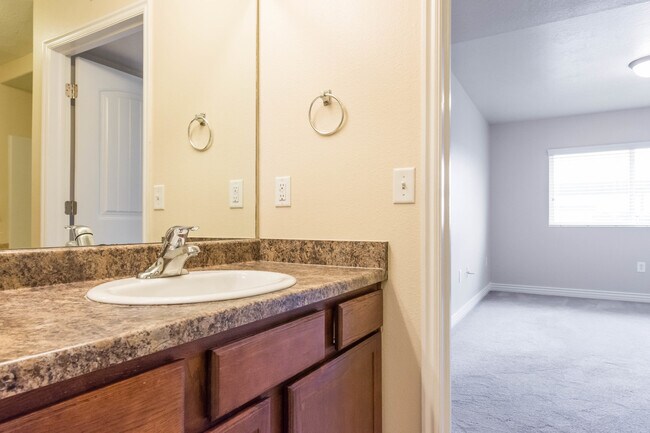 Building Photo - 3 Bedroom/2 bathroom Condo in Sandy